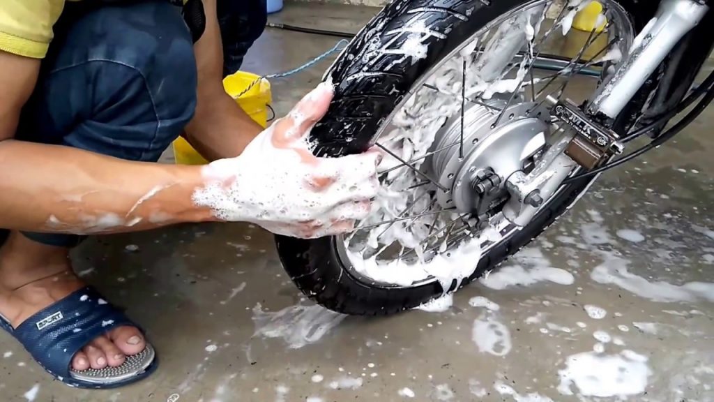 Dịch vụ rửa xe máy tại nhà là giải pháp tiện lợi và hiệu quả để bảo dưỡng chiếc xe của bạn. Hãy xem hình ảnh về dịch vụ này để khám phá trọn vẹn các bước rửa xe tại nhà một cách chuyên nghiệp và đúng cách.
