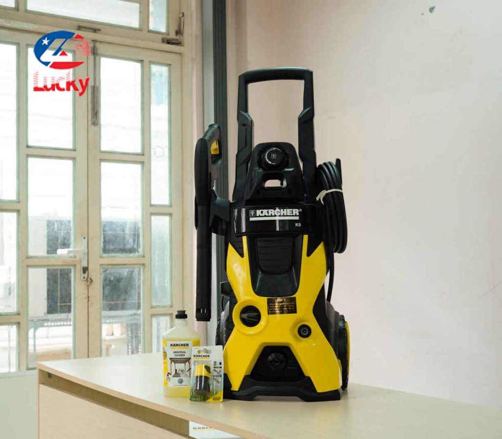 May Rua Xe O To Karcher 4