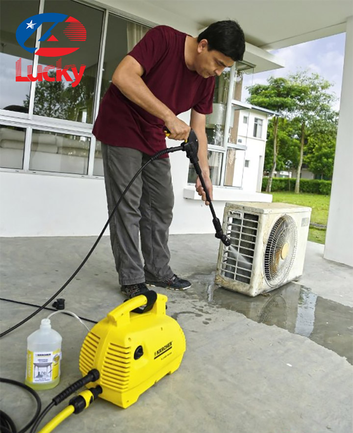 co-nen-mua-may-rua-xe-karcher