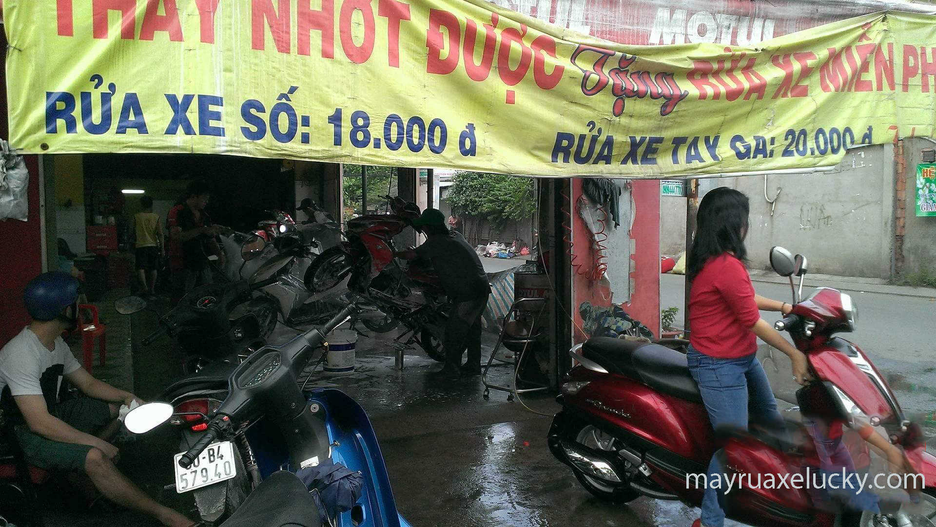 sang tiệm rửa xe máy
