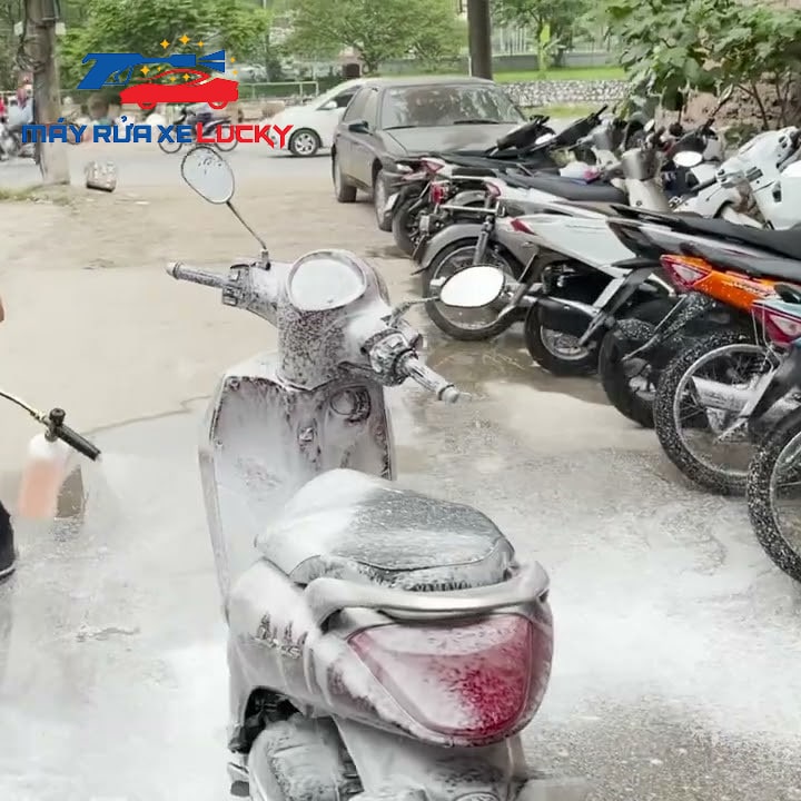rua-xe-bang-xa-phong-hay-nuoc-rua-chen-6